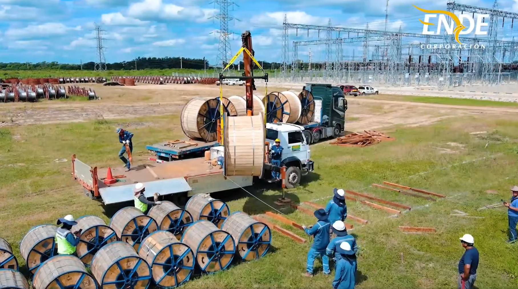 Construyen nueva línea de transmisión eléctrica en el municipio de San Ignacio de Velasco