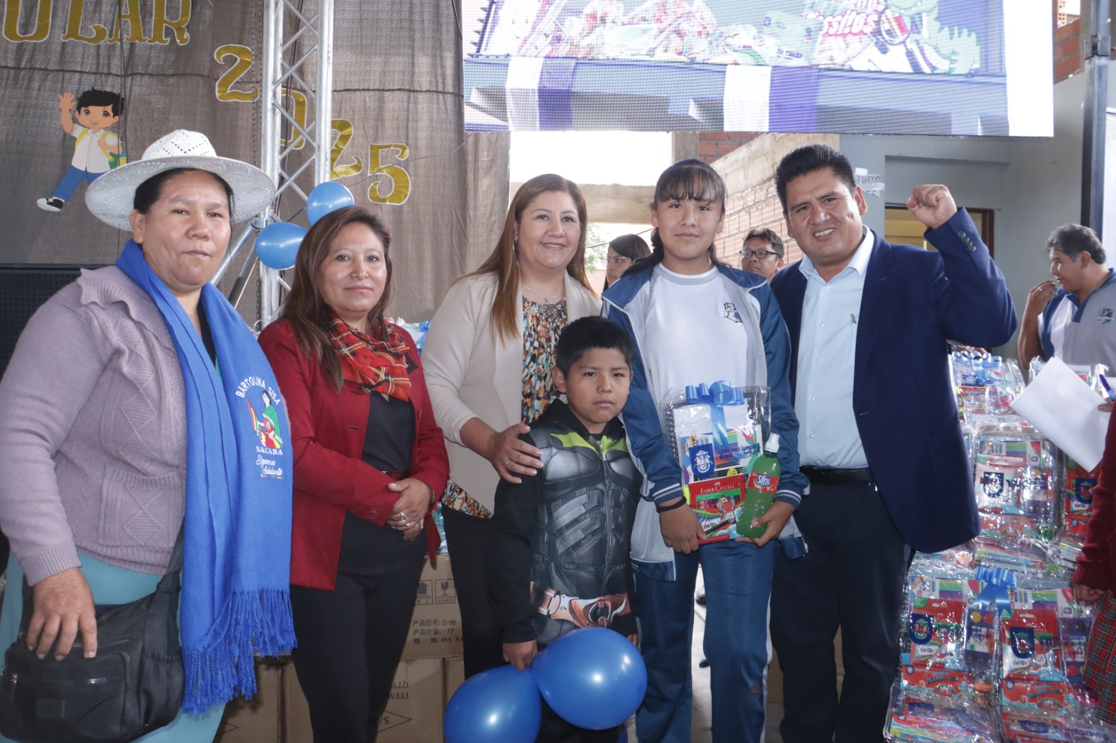 Entregan material escolar a unidades educativas en conmemoración del Día del Niño en Sacaba