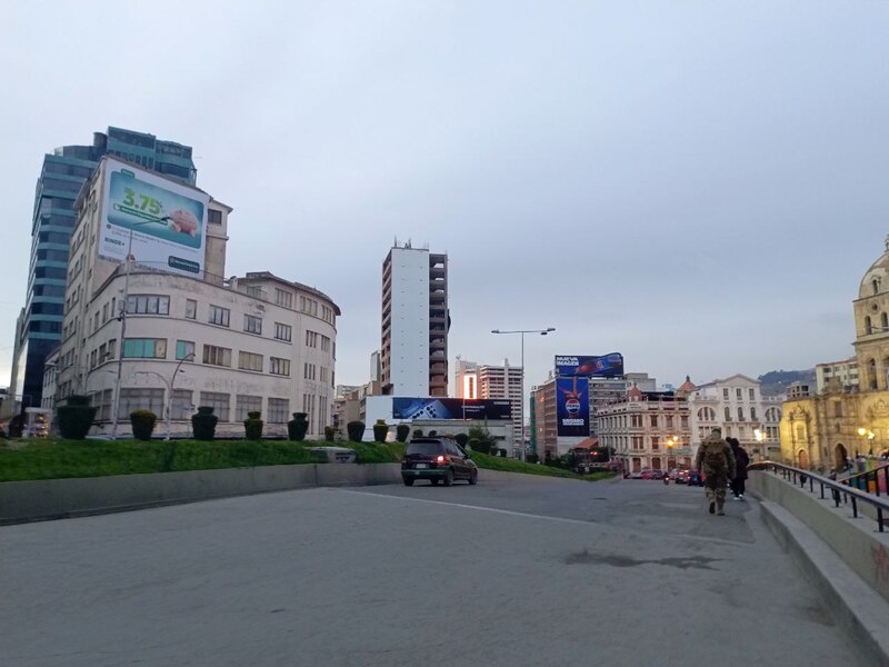 Policía garantiza paso libre en la Autopista La Paz – El Alto en segundo día de paro de chóferes 