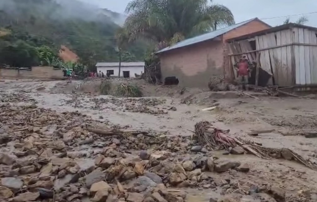 Mazamorra afecta campamento minero y provoca daños materiales en Apolo, existen dos desaparecidos