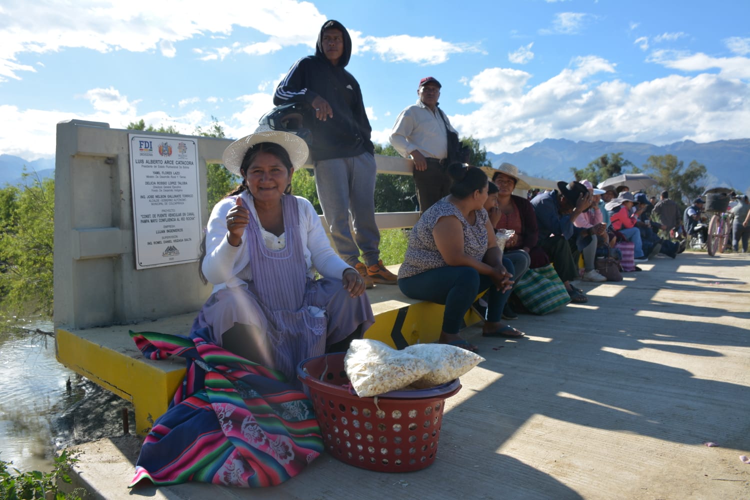 Población de Colcapirhua se beneficia con la entrega de dos puentes vehiculares. Foto: FDI