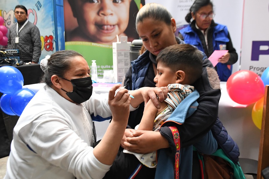 Bolivia activa campaña por la Semana de Vacunación en Las Américas para proteger la salud de los niños 