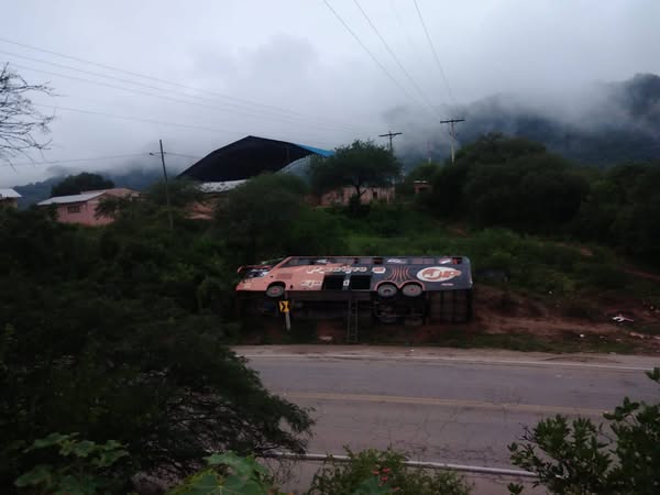Accidente de tránsito en la ruta Tarija – Santa Cruz deja 2 fallecidos y más de 25 heridos