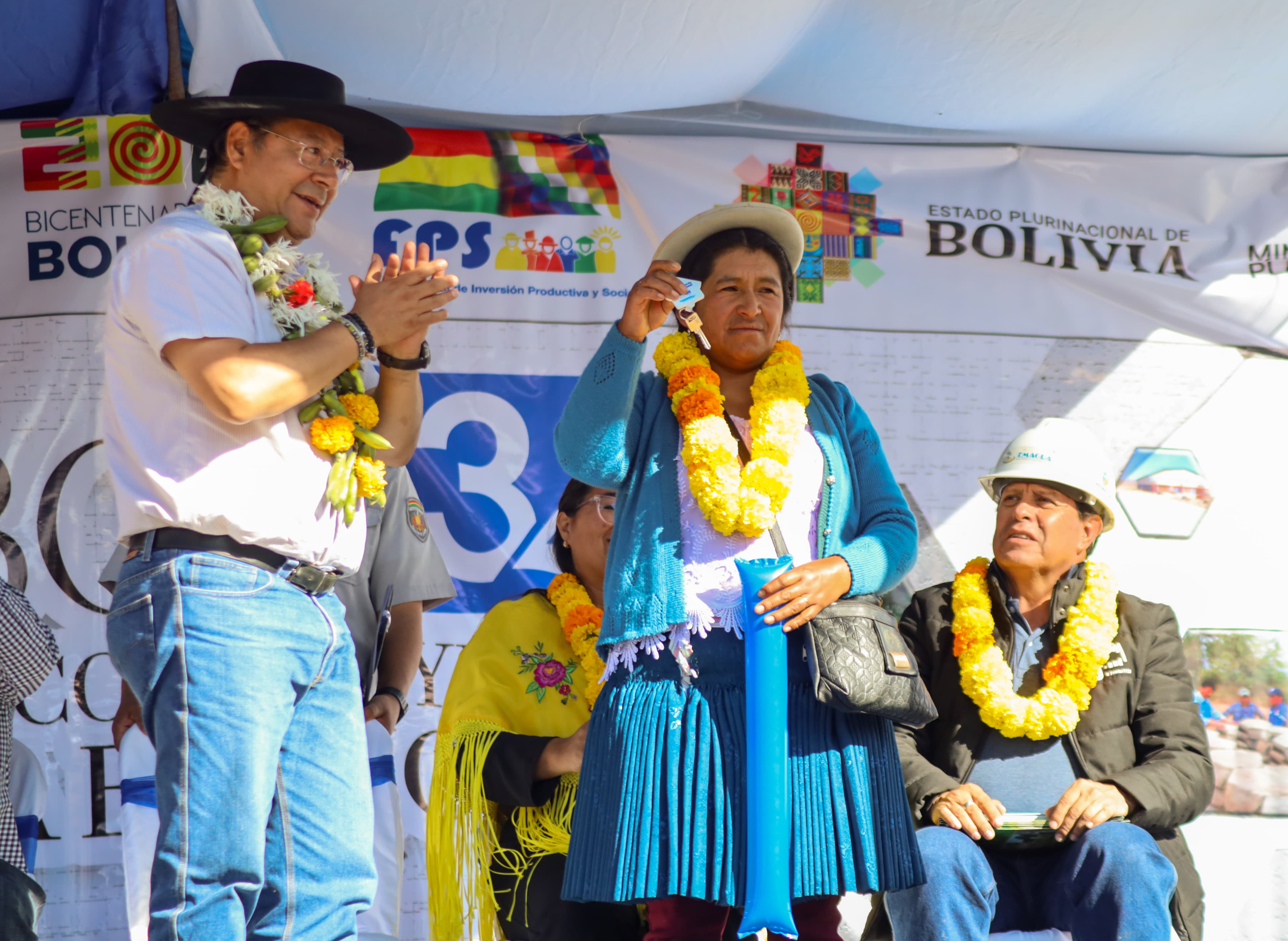 Con más de Bs 7,3 millones entregan 48 viviendas, enlosetado y maquinaria para atajados en Yunchará