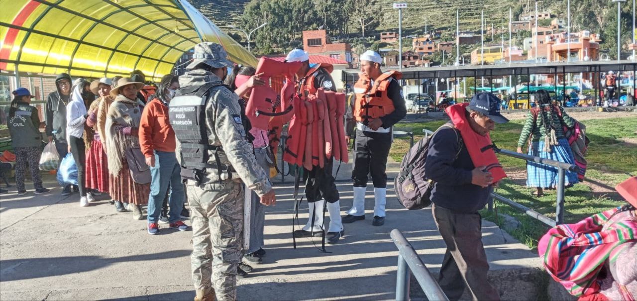 Grupos especiales garantizan seguridad y apoyo sanitario a peregrinos que se dirigen a Copacabana
