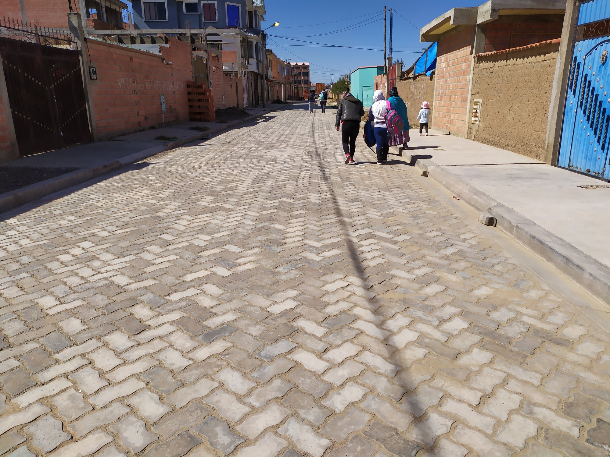 Proyecto de enlosetado ejecutado por el Programa Bol - 34. Foto: RRSS