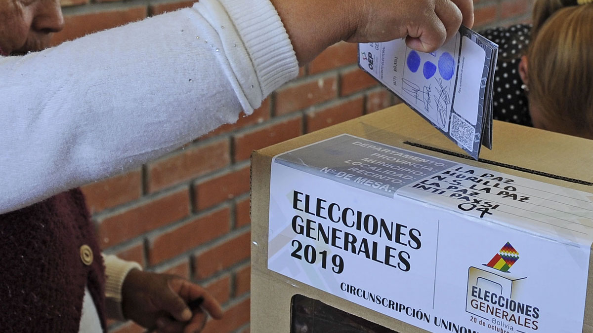 Ciudadana depositando su voto en ánfora en Elecciones Generales de Bolivia. Foto: CLG