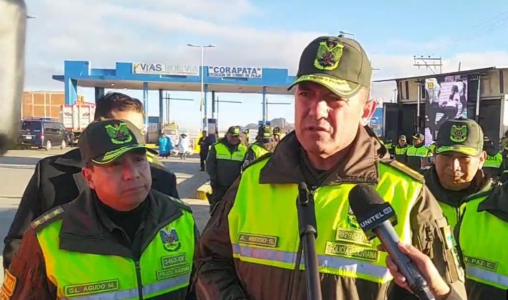 Más 500 efectivos de la Policía y 11 puntos de control en la ruta La Paz – Copacabana garantizan seguridad a peregrinos 