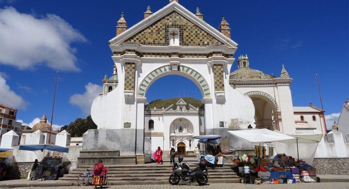 Cientos de personas se dirigen en una larga caminata desde La Paz hasta Copacabana. Foto: Bolivia turismo