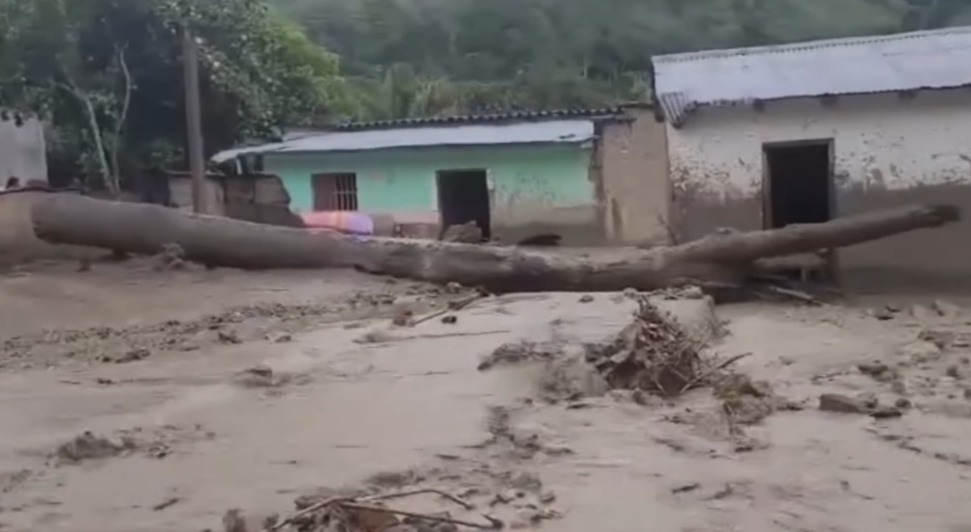 Recuperan cuerpo sin vida de una de dos personas desaparecidas en una mazamorra de lodo en Apolo
