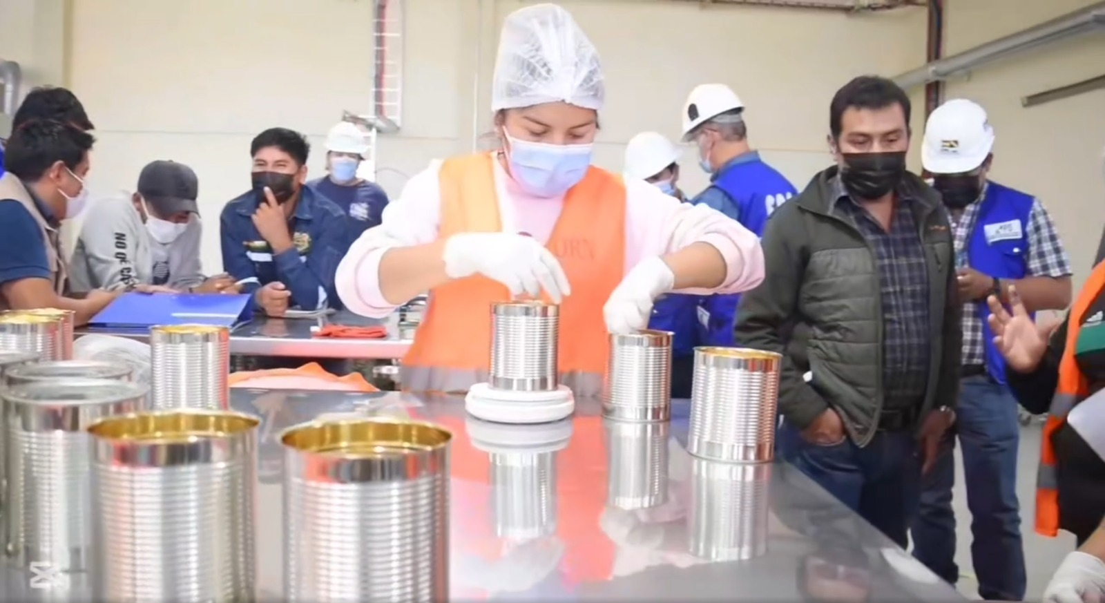 Trabajadora de la Planta de Transformación de Durazno en el municipio de San Lucas, Chuquisaca. Captura: GAM San Lucas