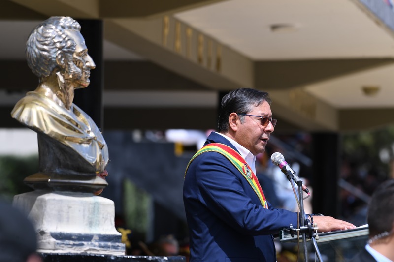 Arce llama a reflexionar sobre las luchas sociales para construir una nueva sociedad y destaca el rol democrático de las FFAA