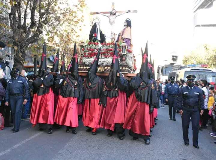 Con procesiones celebran el Viernes Santo en la ciudad de La Paz