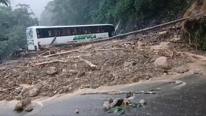 ABC reporta derrumbe en ruta Colomi – Villa Tunari y restringe tránsito vehicular