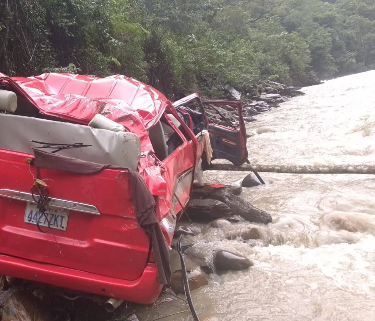 Imagen del minibús que se precipitó por el sector Puente Cajones en la carretera La Paz - Caranavi. Foto: RRSS