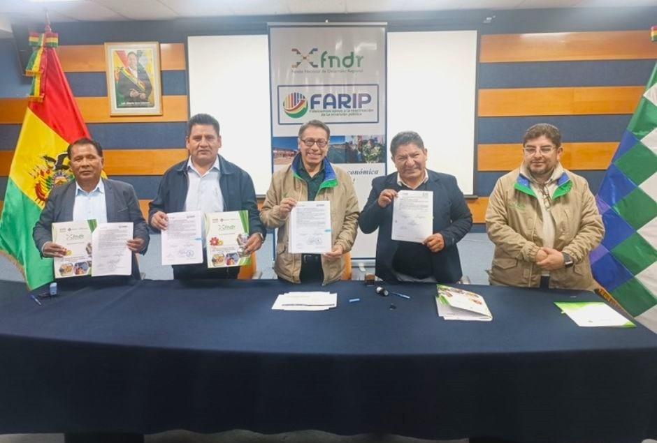 Firma contrato de financiamiento entre el Fondo Nacional de Desarrollo Regional (FNDR) y los municipios de Sacaba (Cochabamba), La Guardia y San Pedro (Santa Cruz). Foto: FNDR