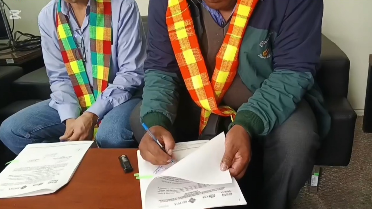 Firma de convenio intergubernamental UPRE - Municipio de Pocoata (Potosí), para la construcción de un puente vehicular. Captura: GAM Pocoata