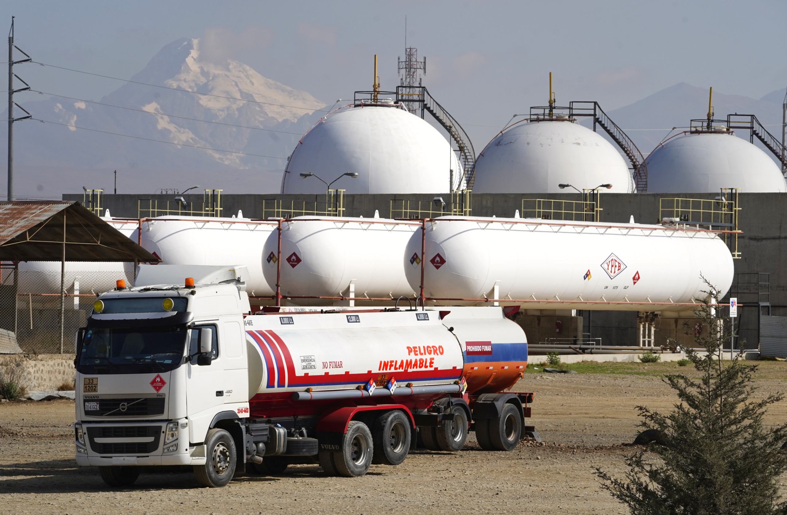 Más de 1.000 cisternas transportan 40 millones de litros de combustibles hacia plantas de YPFB