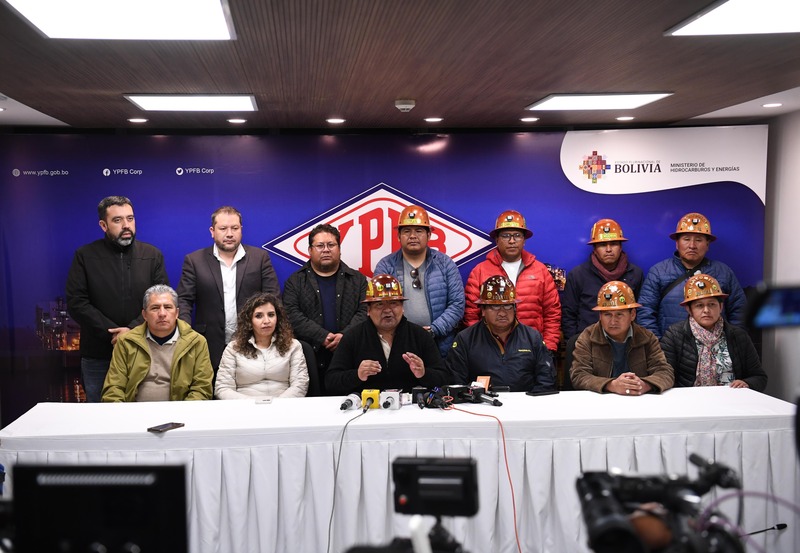 Gobierno y Fencomin logran acuerdos y cooperativistas levantan el bloqueo en La Paz