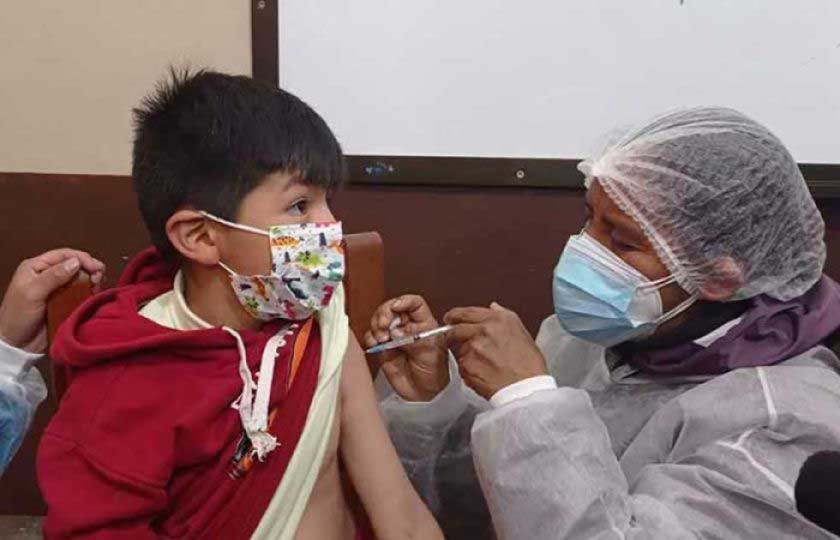 Imagen referencial de vacuna contra la influenza en unidades educativas. Foto: RRSS