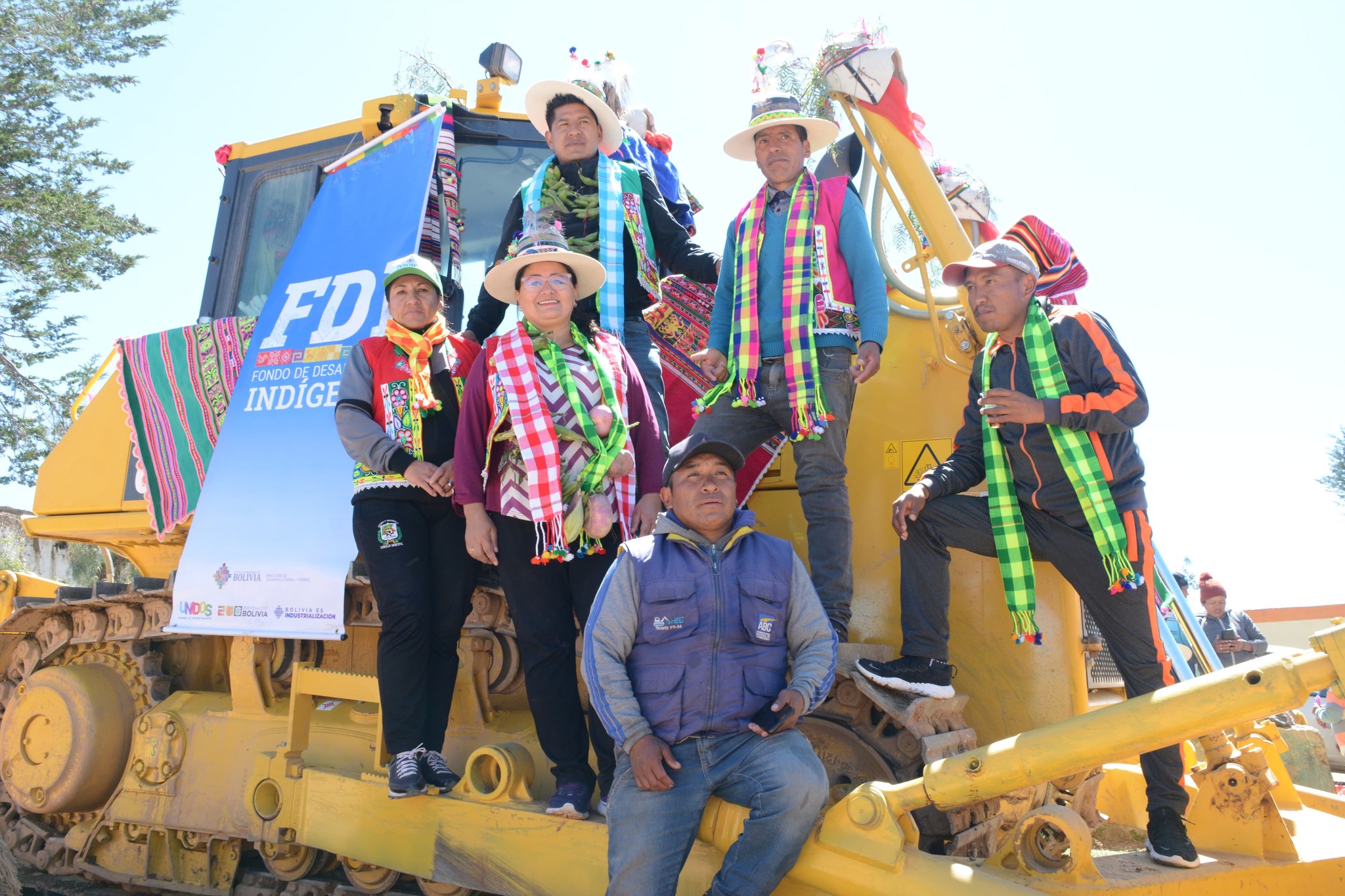 Gobierno nacional impulsa producción agrícola en Llallagua (Potosí) con maquinaria para construcción de camellones. Foto: FDI