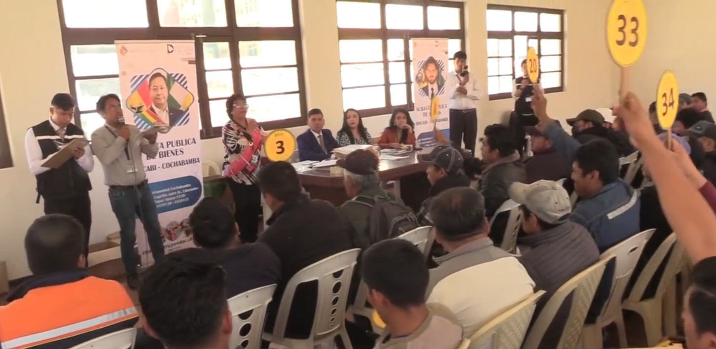 Proceso de subasta pública de motorizados incautados por la Dircabi en Cochabamba. Captura: Sko Tv