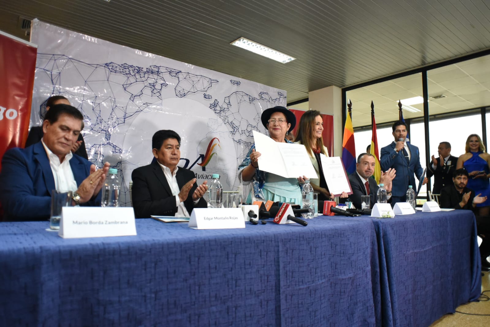 La firma del documento entre la canciller Celinda Sosa y la vicecanciller de Chile, Gloria de la Fuente. Foto. Gustavo Ticona.