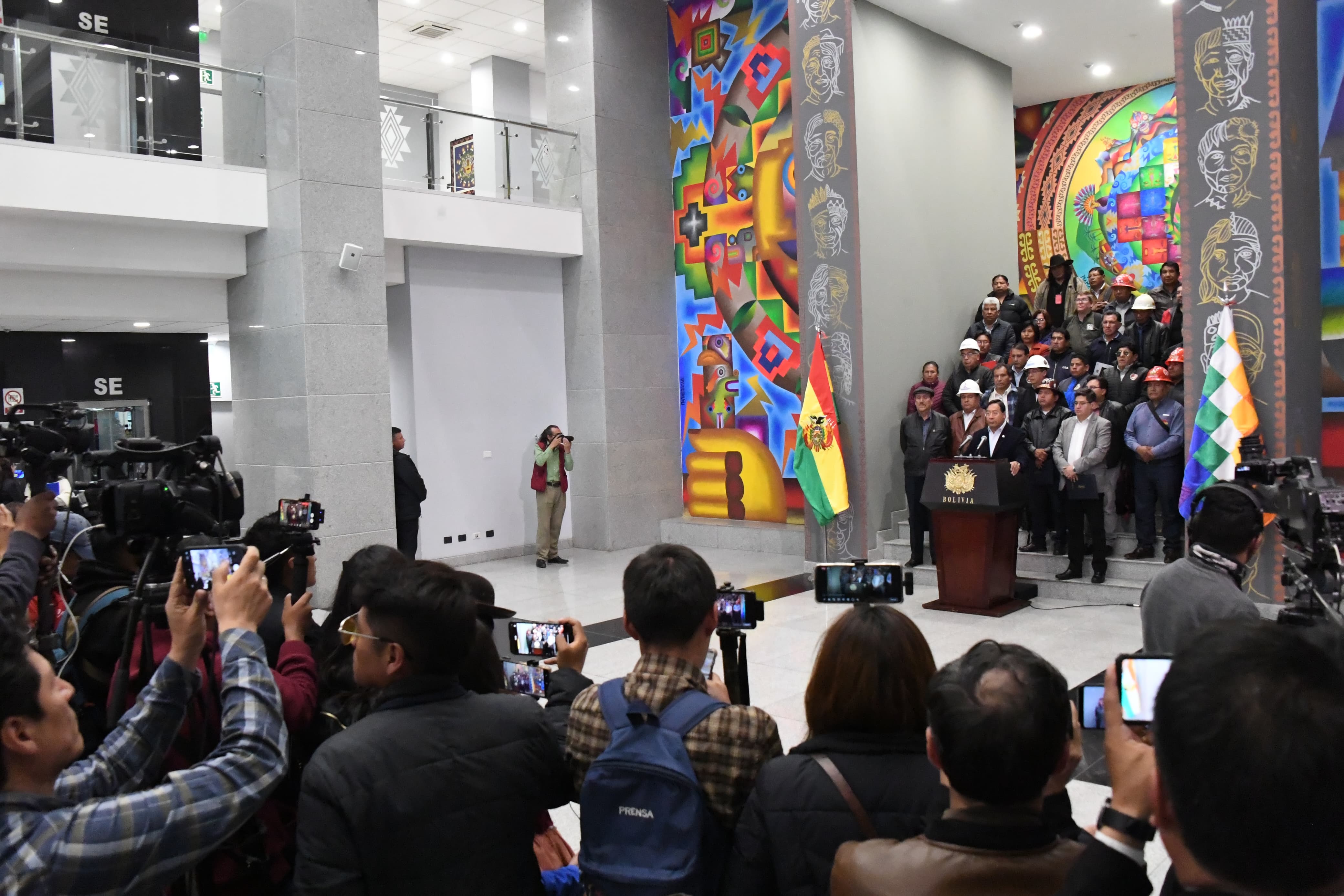 Gobierno y COB acuerdan incremento del 10% al mínimo y de hasta 5% al básico, bloqueo de Morales una causa