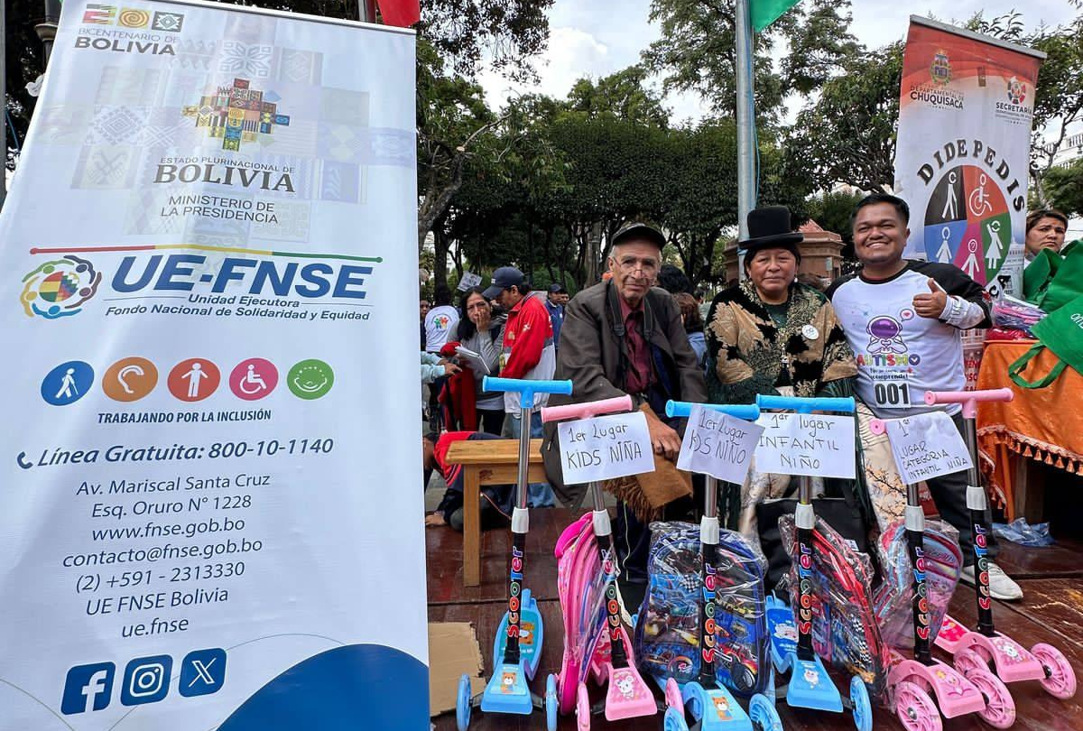 Premiación a los primeros lugares de la 3ra versión de la carrera pedestre "Yo corro por una persona con autismo", en Sucre. Foto: UE-FNSE