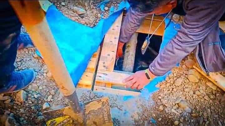 Operativo de la policía encontró tanques de diesel ocultos bajo el piso de madera de una vivienda particular en la ciudad de El Alto. Foto: RRSS