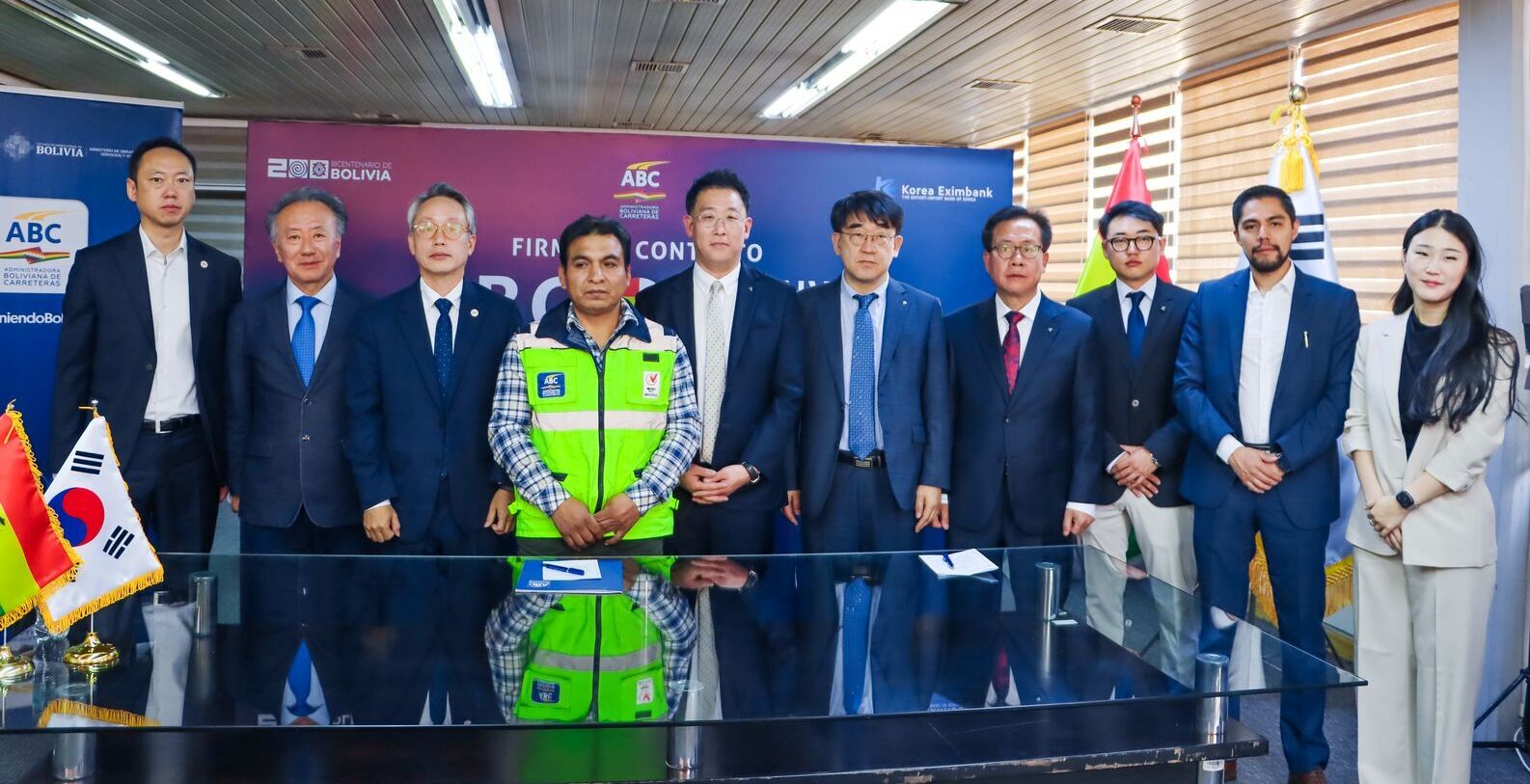 Firman contrato por Bs 39 millones para supervisar la construcción del tramo II Pacobamba - Charazani