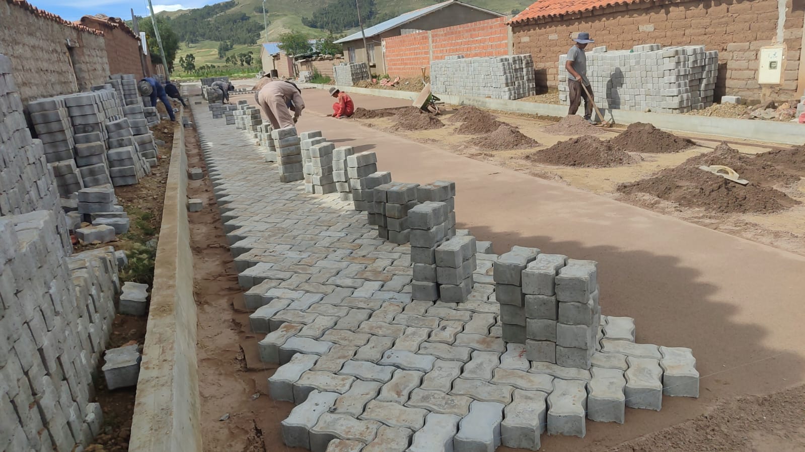 Imagen referencial de construcción de un enlosetado en Chuquisaca, impulsado por el Programa estatal Bol - 34. Foto: FPS