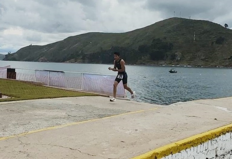 El triatleta Mijael Rojas se consagra campeón del Acuatlón del Bicentenario
