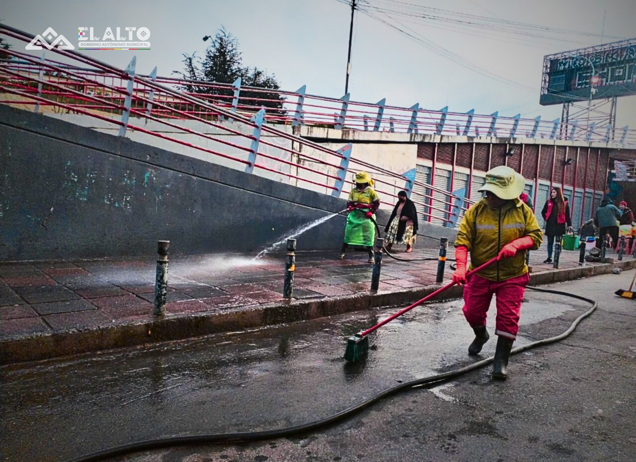 Promueven lavado de calles dos veces por semana en El Alto para mejorar la higiene urbana