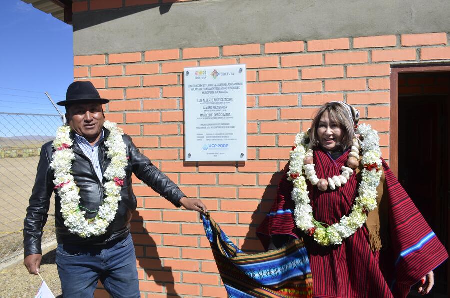 Entregan sistema de alcantarillado sanitario y la planta de tratamiento de aguas residuales en Calamarca