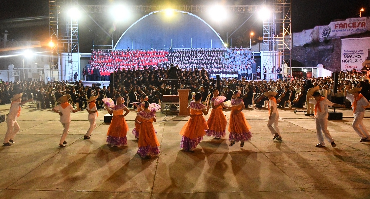 En Sucre 2 mil voces infantiles y la Orquesta Sinfónica rindieron su homenaje al Bicentenario de Bolivia
