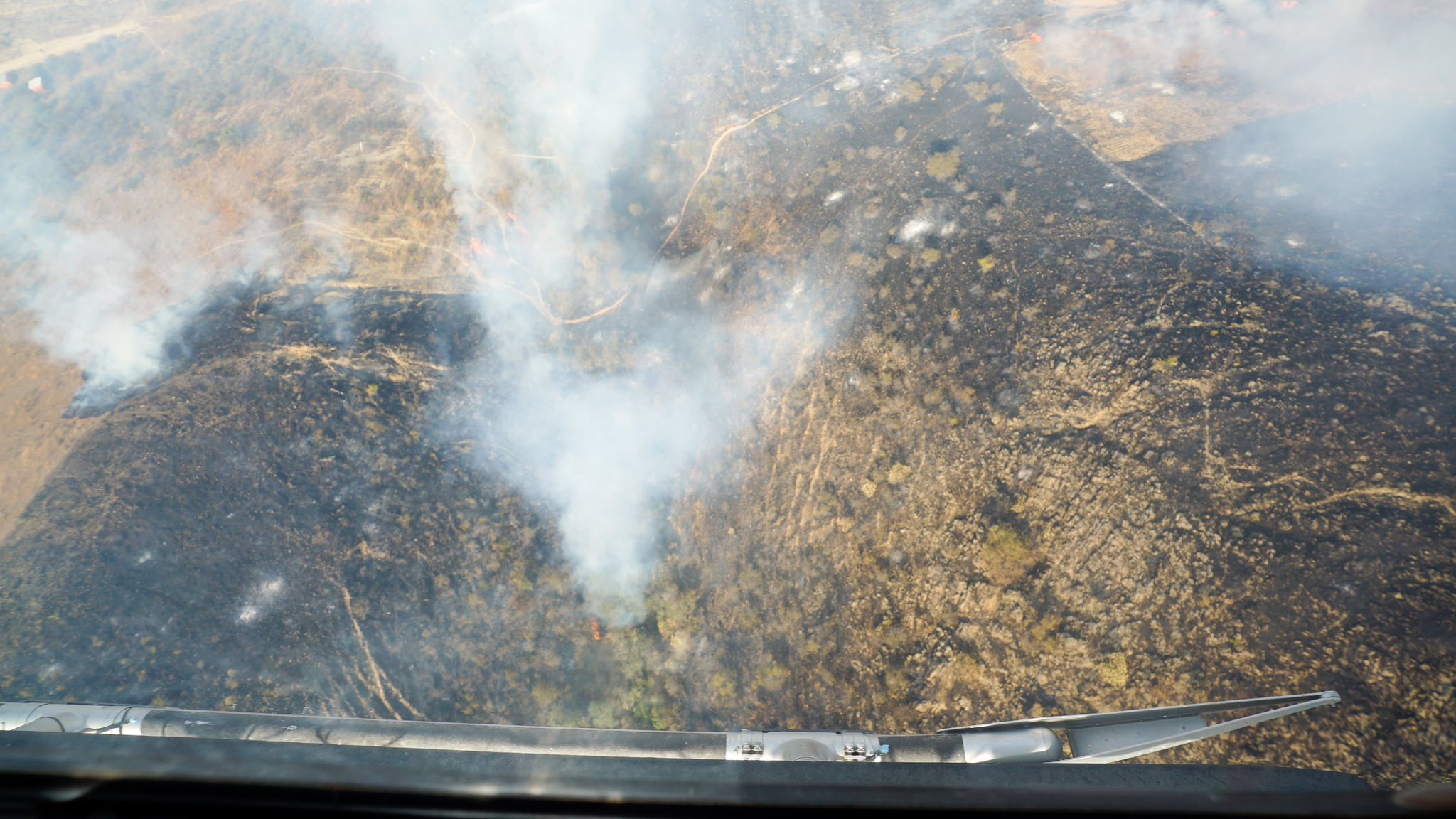 Intensifican tareas y esperan controlar el fuego este domingo en la serranía de Sama