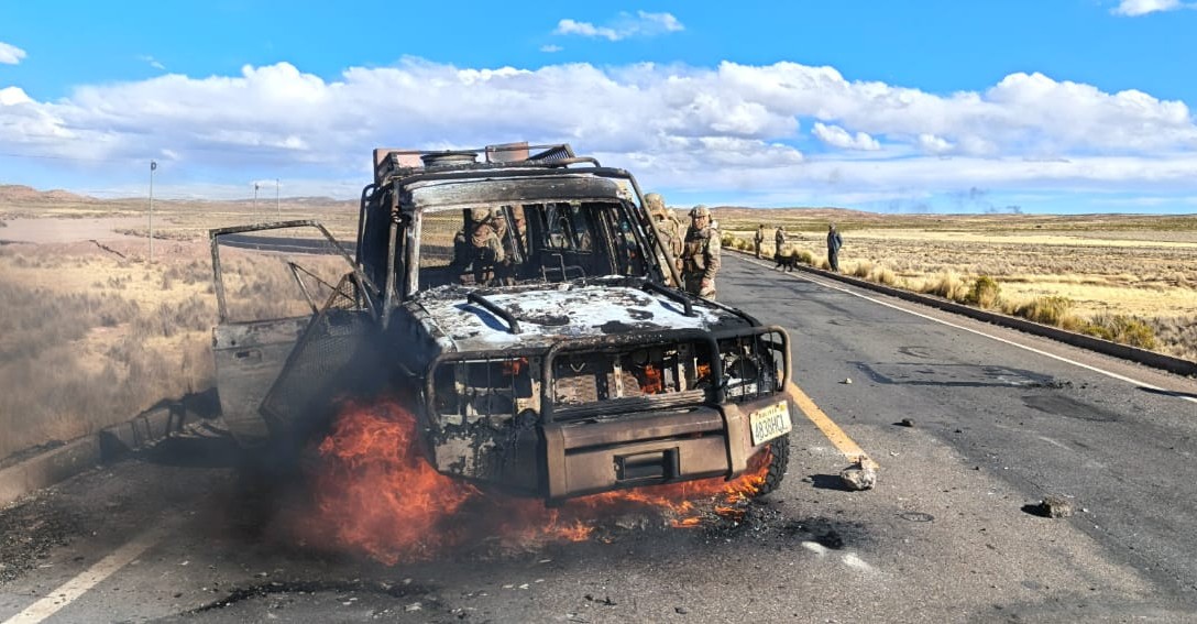 Contrabandistas emboscan a militares, queman una patrulla y secuestran a un militar