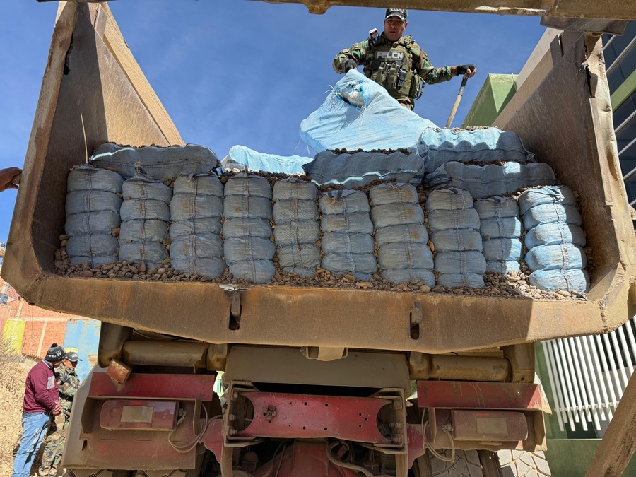 En Potosí interceptan volqueta con más de 850 kilos de marihuana camuflados en arena y grava 