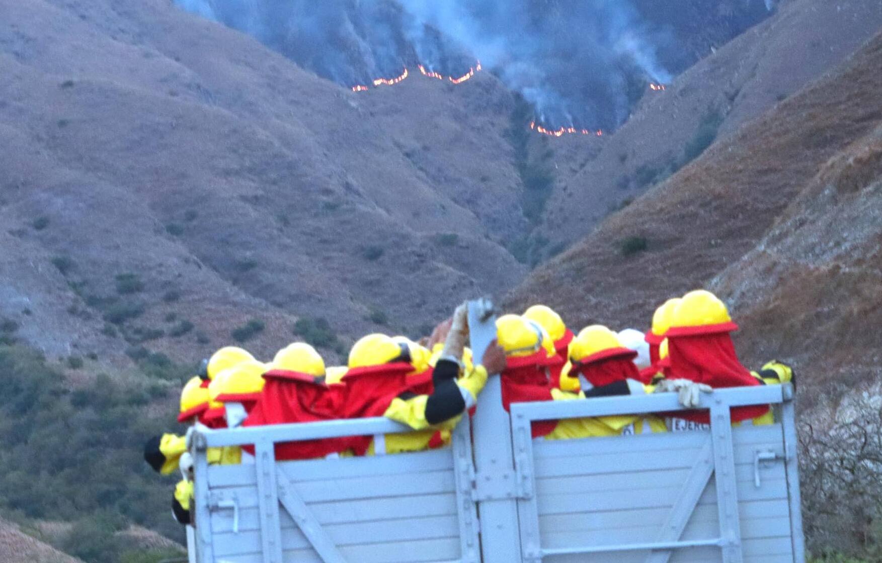 Sofocan el 90% del incendio en Sama y se movilizaron alrededor de 600 bomberos 