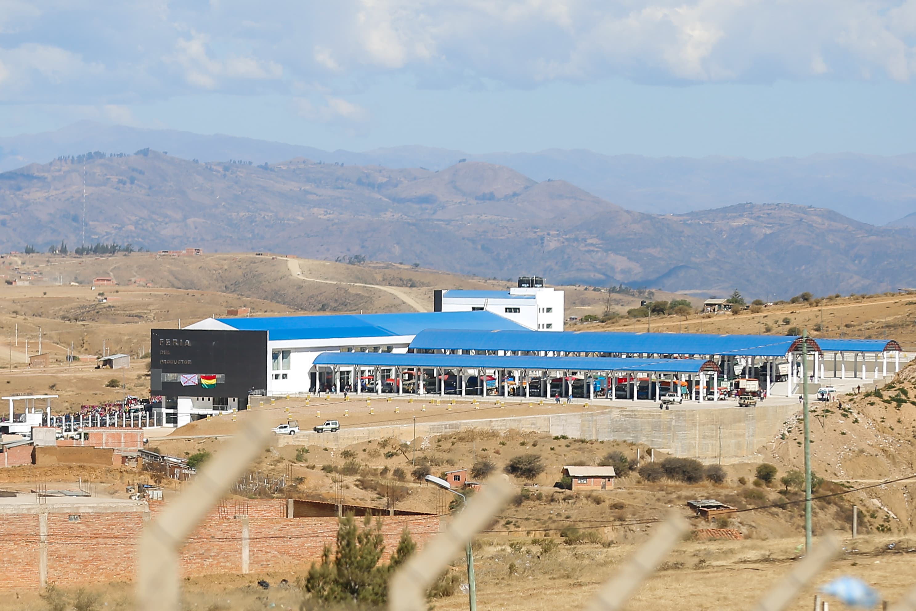 En Sucre entregan el Mercado del Bicentenario con parqueo incluido, se invirtió Bs 28 millones