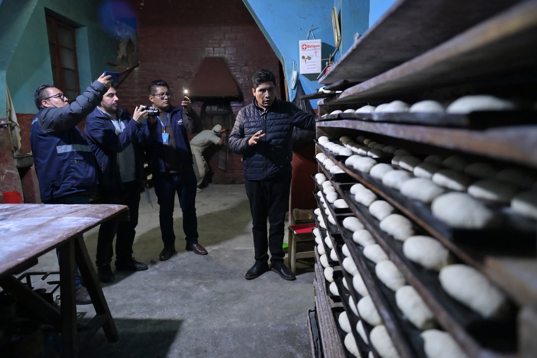 Emapa verifica elaboración de pan en hornos y aclara que entrega 4 bolsas de 50 kilos de harina por panificador