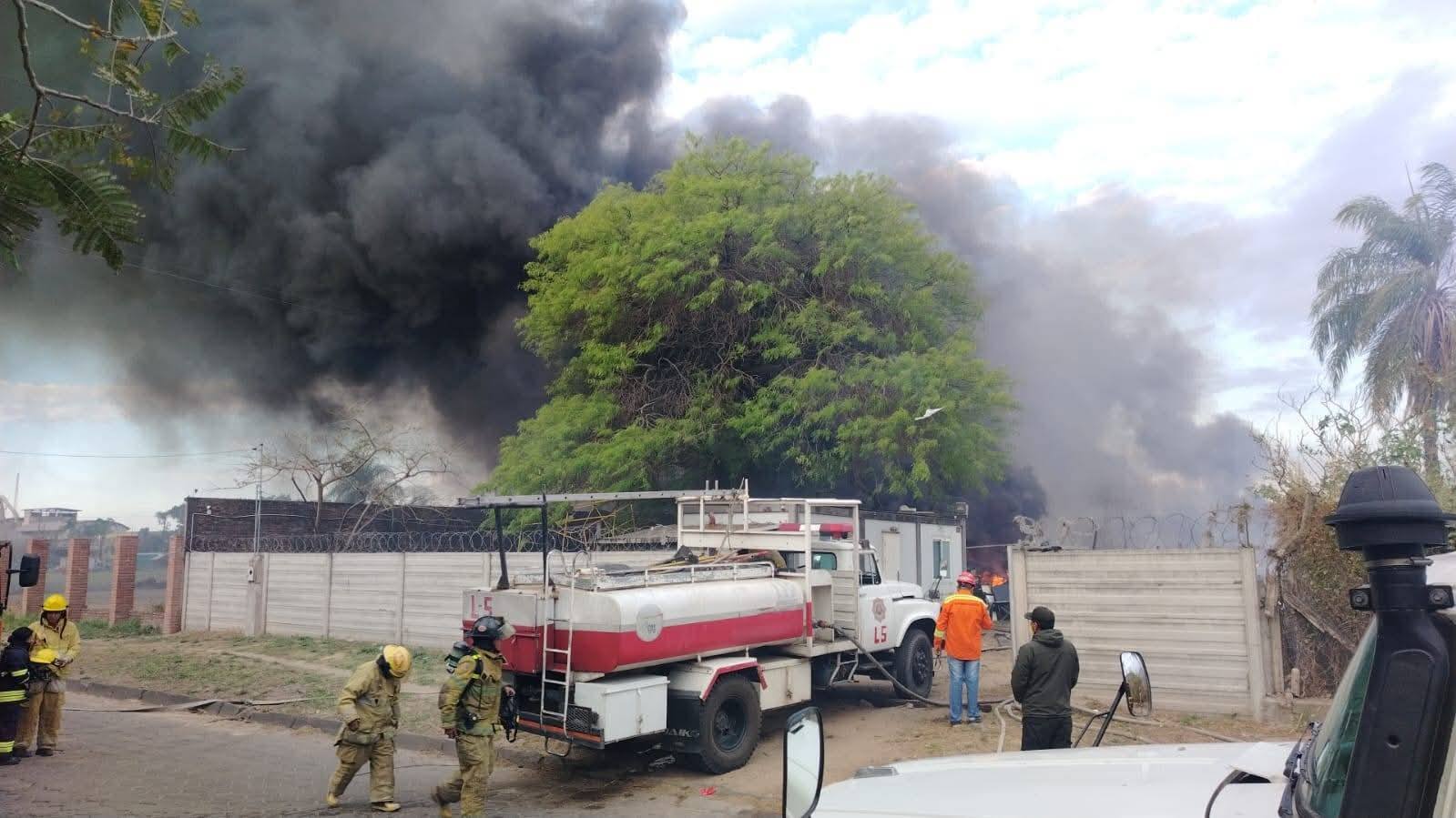 Bomberos controlan incendio en depósito de la Gobernación de Santa Cruz
