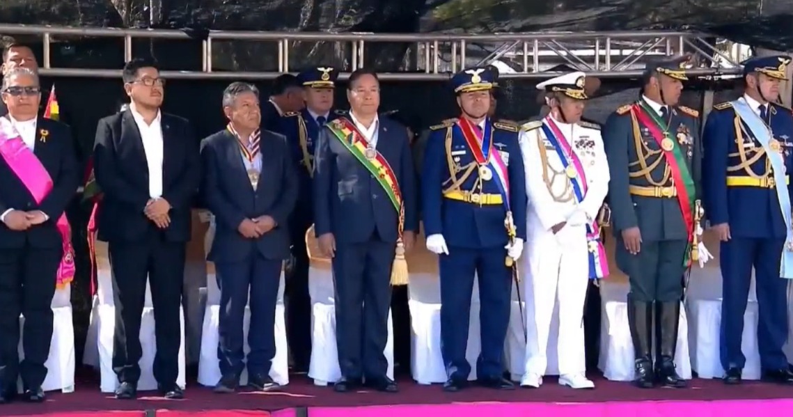 Inicia la Parada Militar en homenaje al 200 aniversario de las FFAA en la ciudad de Sucre