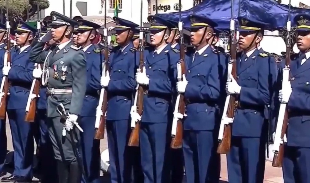 Inicia la Parada Militar en homenaje al 200 aniversario de las FFAA en la ciudad de Sucre