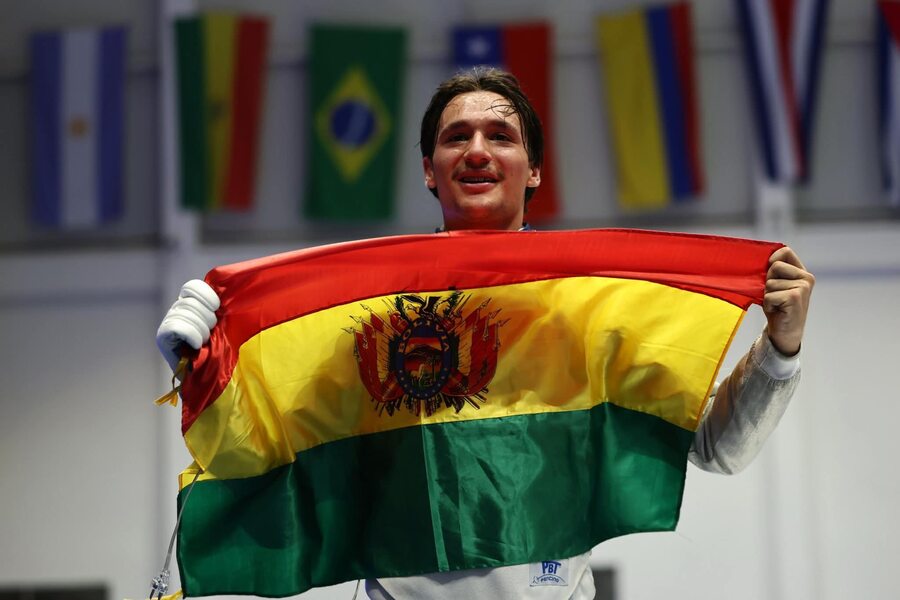 Arce felicita al karateca Leonardo Vargas y al esgrimista Esteban Mayer por las preseas de oro