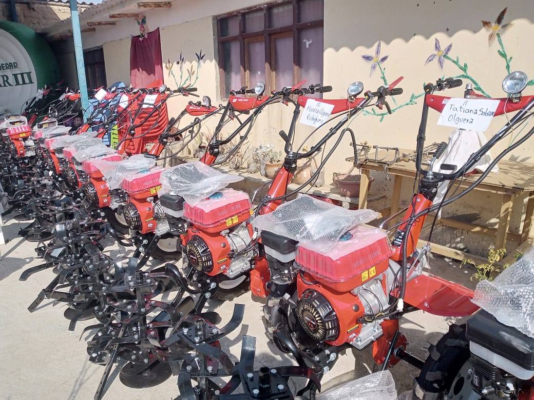 Potencian producción de maíz en Arani con la entrega de maquinaria agrícola