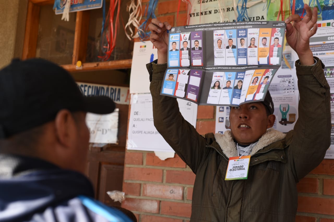 La población acude a las urnas e inician oficialmente las elecciones generales 2025. Fotos/ Gustavo Ticona