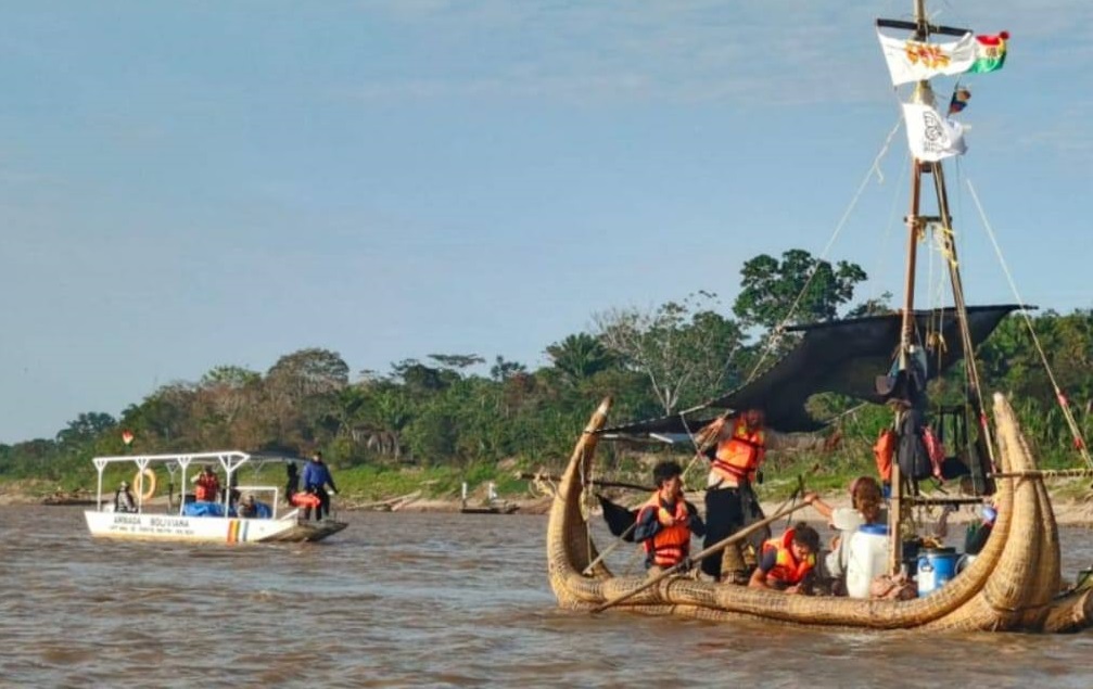 La travesía de la balsa de totora Pipilintu muestra al mundo la cultura acuática de Bolivia