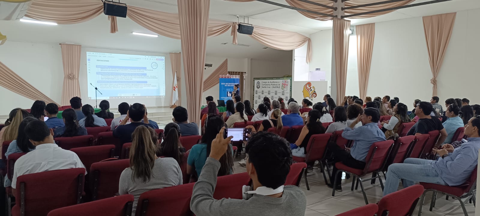 Impuestos capacita sobre bancarización a 63 afiliados de Colegio de Auditores de Santa Cruz 